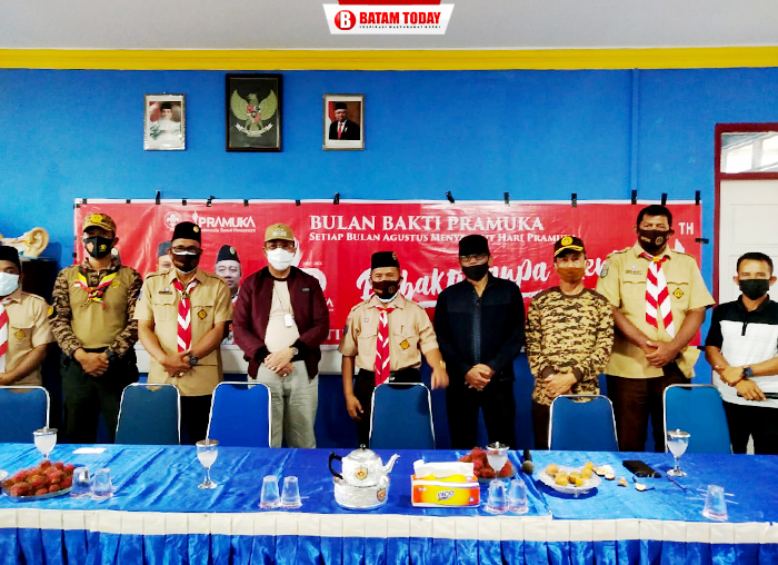 Ka. Kwarcab Pramuka H. Anwar Hasyim berfoto bersama pengurus Kwaran Pramuka Kecamatan Buru